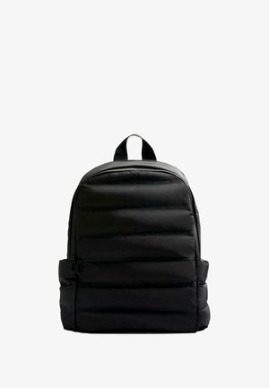 Čierny polstrovaný batoh s zaobleným vrchom, dvoma bočnými vreckami na zips, textúrovanou tkaninou a horným rukoväťou na prenášanie.