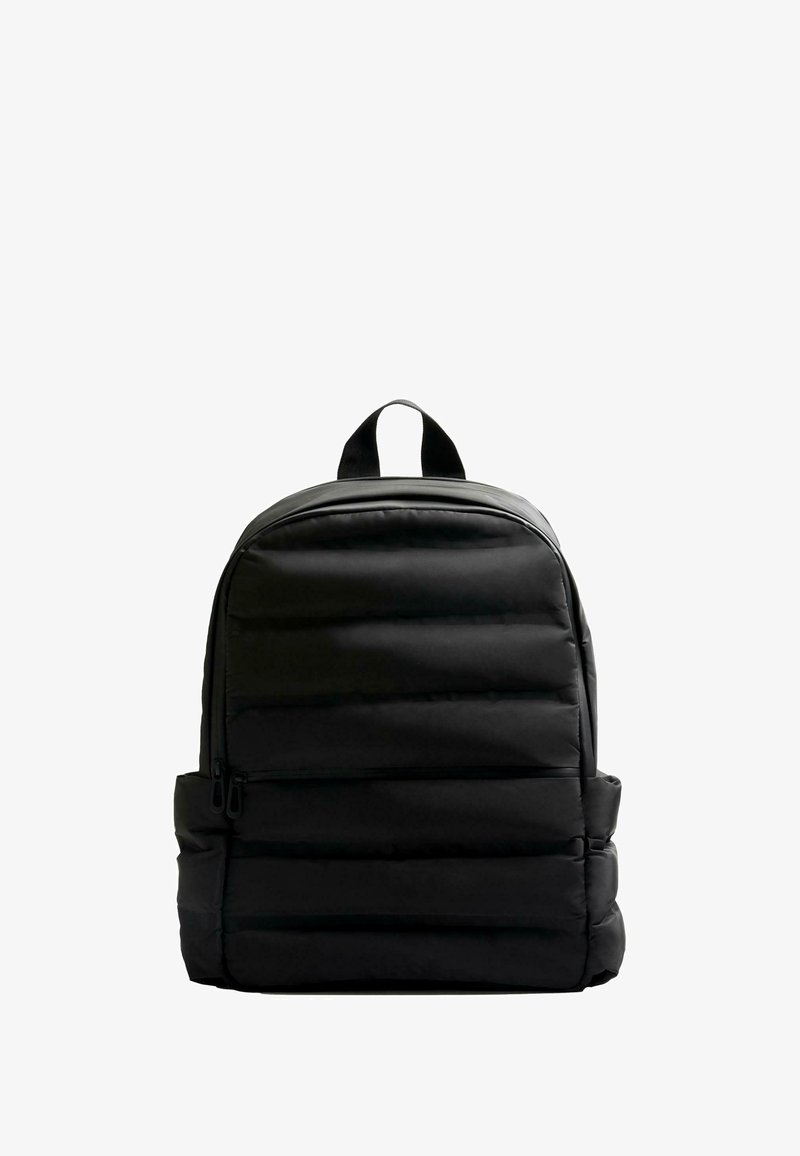 Fekete párnázott hátizsák lekerekített tetővel, két oldalsó cipzáras zsebbel, texturált anyagból készült, és egy felső fogantyúval a hordozáshoz.