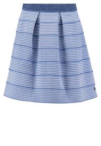 Jupe plissée bleue avec un motif ondulé, confectionnée en tissu texturé, dotée d'une taille tissée et d'une forme légèrement évasée.