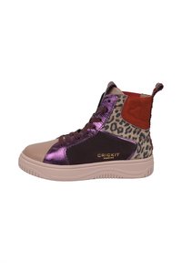 Bottines de sport hautes avec un mélange de synthétique violet brillant, de daim marron et de textile à imprimé léopard. Semelle en caoutchouc beige clair avec le logo "CRICKIT".