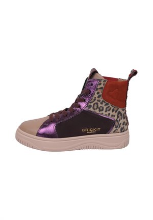 Hochformat Sneakers mit einer Mischung aus lila glänzendem Synthetikmaterial, braunem Wildleder und Textil im Leopardenmuster. Hellbeige Gummisohle mit "CRICKIT"-Logo.