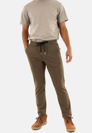 Pantalons hommes slim fit de couleur verte olive en tissu doux, avec une taille élastique, un cordon de serrage et un design à jambes fuselées.