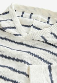 Letvægtsstrikket pullover har et hvidt og marineblåt stribet mønster, V-halsdesign og struktureret stof med ribbede manchetter og halsudskæring.