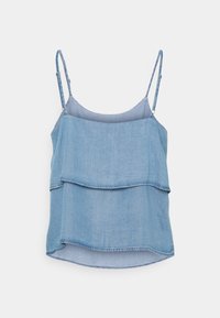 Camisole en denim bleu clair avec bretelles fines réglables et un détail en couches à l'avant, sur fond blanc.