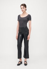 ONLY Tall ONLSMOOTH KICK FLARE - Nohavice - black