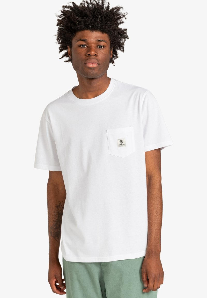 Hvid bomuld t-shirt med rund halsudskæring og korte ærmer. Har en venstre brystlomme med en lille labeldetalje. Minimalistisk design.