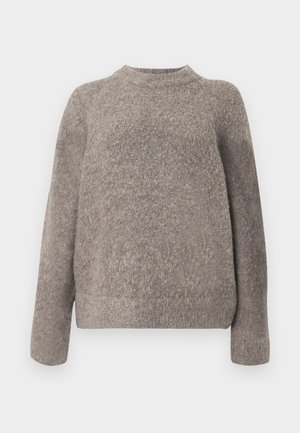Pull gris texturé avec un col rond et des manches longues, présentant une coupe ample et un tissu en maille douce. Aucun motif ou accent visible.