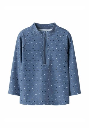 Chemise de bain pour enfants à manches longues bleue avec de petits motifs de voitures blanches et noires et une fermeture éclair à l'avant partant du col.