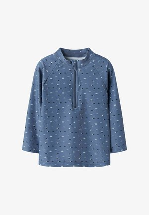 Kék, hosszú ujjú gyerek úszópóló apró fehér és fekete autó mintákkal, és az állpinkától induló elején cipzárral.