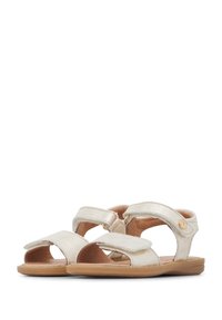 Sandali metallici dorati con design aperto, cinturini regolabili, soletta imbottita e suola in gomma bassa e strutturata.