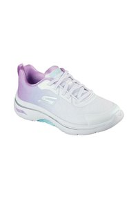 Zapatilla blanca con acentos en degradado púrpura, parte superior de malla, collar acolchado y suela texturizada. Presenta un diseño de marca en contraste y soporte para el arco.