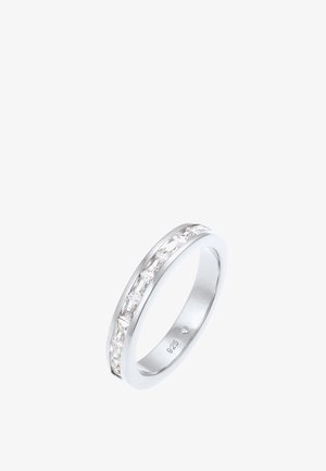 Sterling zilveren ring met een gepolijste afwerking, met een rij rechthoekige heldere edelstenen in het midden voor een verlengd, gestroomlijnd ontwerp.