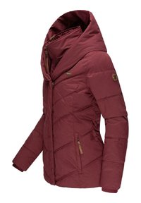 Giacca imbottita bordeaux con colletto alto, motivo di cuciture diagonali, tasche con zip e dettagli in metallo marrone. Texture morbida e design caldo.
