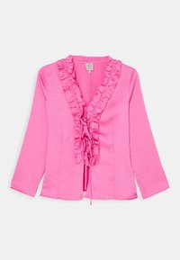 Blusa rosa a maniche lunghe in tessuto testurizzato, con colletto arricciato e legature frontali. Il design è aderente e leggermente accorciato.