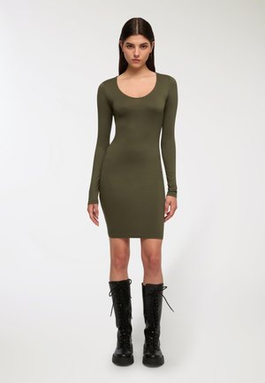 E SCOLLO AMPIO - Vestito di maglina - verde militare scuro