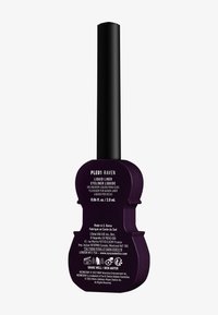 Eyeliner liquido viola in un flacone a forma di chitarra con finitura opaca. Contiene 2,0 mL di prodotto, con dettagli stampati sul retro.
