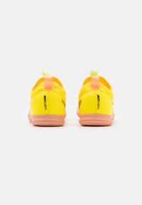 Nike Performance JR ZOOM MERCURIAL VAPOR 15 ACADEMY UNISEX - Indoor-Fußballschuhe - yellow strike/sunset glow/volt ice