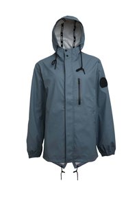 Chaqueta impermeable gris con capucha, cremallera negra, bolsillo frontal y puños elásticos; cuenta con un dobladillo con cordón ajustable y parche de logo.