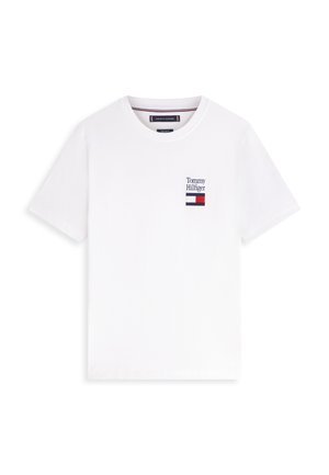 T-shirt bianca a maniche corte con collo rotondo, caratterizzata dal piccolo logo Tommy Hilfiger e dalla bandiera sul petto a sinistra.