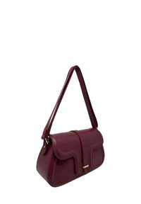 Mała ciemnoczerwona skórzana torebka na ramię z przednią klapką i zapięciem w kolorze złota, posiadająca pojedynczy pasek i minimalistyczny design.