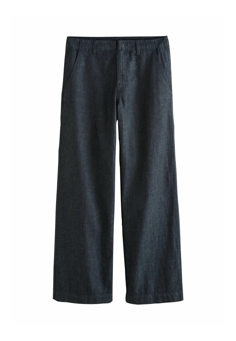 Pantalones azul oscuro de corte recto con trabillas para cinturón, bolsillos laterales y cierre delantero oculto.