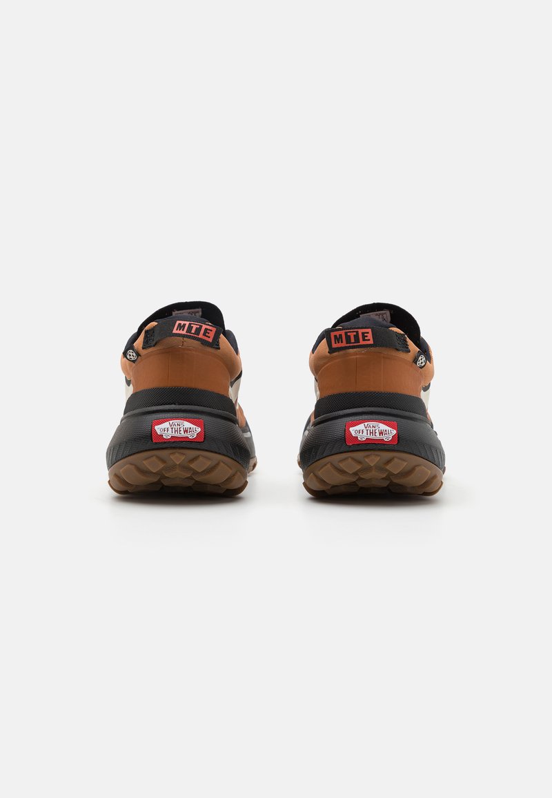 Scarpe da trekking marroni e nere con suola testurizzata, dotate di branding arancione "MTE" e accenti rossi "Off the Wall" sul tallone.