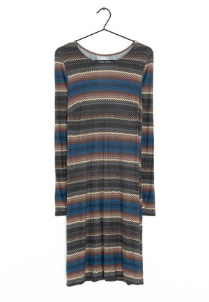 Langärmliges Kleid mit horizontalen Zickzackstreifen in Blau, Braun, Schwarz und Creme, hängend an einem Drahtbügel vor weißem Hintergrund.