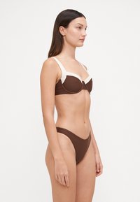 Abercrombie & Fitch High-Leg Cheeky Bottom - Spodní díl bikin - chicory coffee