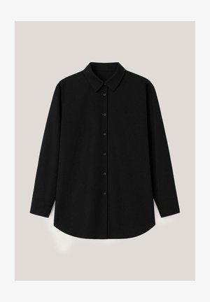 Crna košulja dugih rukava s gumbima, ovratnikom, ravnim rubom i dugmadi na manšetama, položena ravno na svijetloj podlozi.