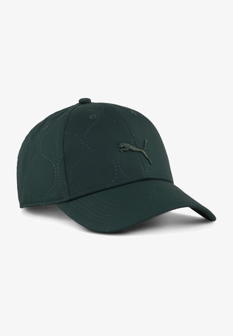 Gorra verde oscuro hecha de tela suave. Presenta un visera curvada, una corona redondeada y un logo bordado en el frente. Detalle de patrón cosido.