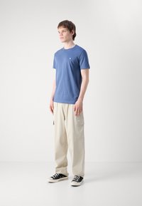 Calvin Klein Jeans EMBRO BADGE - Jednoduché tričko - blue coast