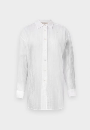 Biała koszula na guziki z fakturowanej tkaniny z subtelnymi paskami, z kołnierzykiem w kształcie pointy, długimi rękawami i zaokrąglonymi mankietami.