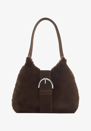 Sac à épaule en fausse fourrure marron avec bandoulière en cuir et grande boucle argentée sur le rabat avant.
