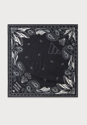 Bandana noir avec motifs paisley blancs, illustrations de baskets, motifs de feuilles, logo Adidas et phrase "Every Pace Has A Place" dans le coin.