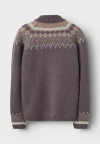 Sweter z długim rękawem, dziany w stonowanym brązie, z jasnobeżowymi i kremowymi geometrycznymi wzorami na yoku i mankietach, z wysokim, okrągłym, ribbowanym kołnierzem.