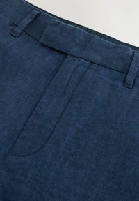 Pantalons en lin bleu marine avec une taille plate, une texture subtile et une ceinture avec passants. Inclus des poches latérales.