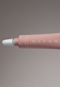Läppglans i ett mjukt rosa rör, med en vit applikator spets. Texten lyder "MASQM Perfect Lip Gloss" och "Cotton Candy." 11g.