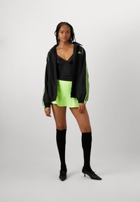adidas Originals SKIRT - Miniszoknya - signal green