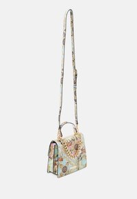 Bolso estructurado en material sintético estampado, con un acento de cadena dorada, en colores pastel y elementos de diseño ornamentales. Correa de hombro desmontable.