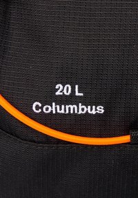 Tessuto nero con motivo testurizzato, caratterizzato da testo bianco "20 L Columbus" e una linea di accento arancione lungo il bordo.