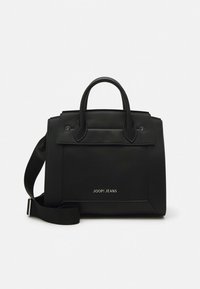 Czarna, usztywniana torebka wykonana z materiału imitującego skórę, z dwoma górnymi uchwytami i odpinanym paskiem na ramię. Na przedniej stronie znajduje się nadruk z logo.