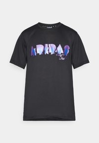 Sort t-shirt med et stort, flerfarvet grafiktryk med teksten "ADIDAS" og silhuetter. Korte ærmer, rund hals design.
