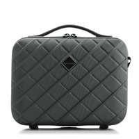 Grau harter Koffer mit einem Diamantmuster, schwarzem Griff und Logo in einem diamantförmigen Rahmen. Verfügt über doppelte Reißverschlüsse und abgerundete Kanten.