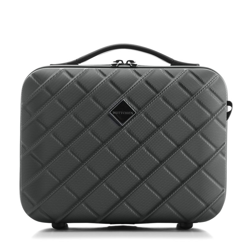 Grau harter Koffer mit einem Diamantmuster, schwarzem Griff und Logo in einem diamantförmigen Rahmen. Verfügt über doppelte Reißverschlüsse und abgerundete Kanten.