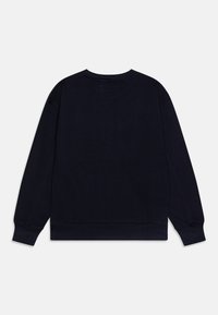 Sudadera azul marino de manga larga, con puños acanalados y cuello redondo. Textura lisa con un color sólido y sin patrones ni logotipos visibles.