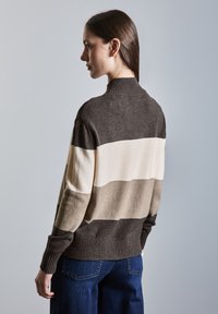 Strickpullover mit hohem Kragen, der horizontale Streifen in Dunkelbraun, Creme und Oliv zeigt, mit gerippten Bündchen und Saum.