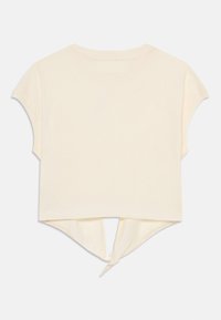 Cropped cream t-shirt made of soft fabric, featuring short sleeves, an elasticated hem with a tie detail at the back, and a straight cut.