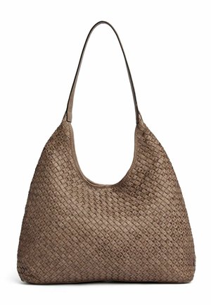 Geantă de mână din piele maro cu textură împletită, o singură bretea lungă și o formă trapezoidală ușor rotunjită.