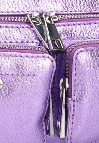 Paarse metalen tas met rits en een textured afwerking, met zilveren ritsen en stikdetails. Compacte vorm met twee vakken.