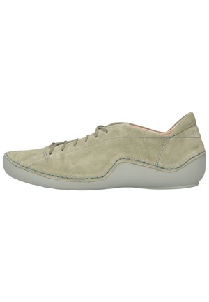 Chaussure en daim gris-vert avec une finition lisse, un design minimaliste, un bout arrondi et une semelle en caoutchouc gris clair ; présente des coutures discrètes.